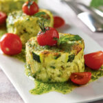 Piccoli sformati di fave e zucchine con salsa alla menta