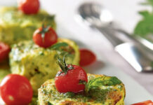 Piccoli sformati di fave e zucchine con salsa alla menta
