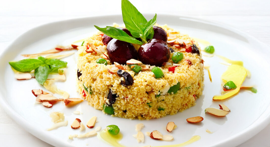 Tortino di cuscus con fagiolini e ciliegie al basilico