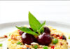 Tortino di cuscus con fagiolini e ciliegie al basilico