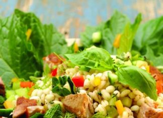 Fresche e nutrienti insalate di cereali estive