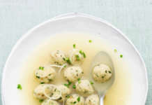 Polpettine di pane all'erba cipollina in brodo vegetale