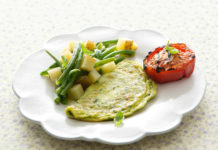 Omelette al basilico con insalata di patate e pomodori grigliati