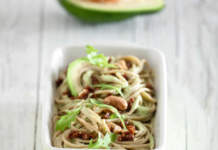 spaghetti con pesto d'avocado