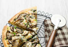 Pizza con funghi porcini e gorgonzola
