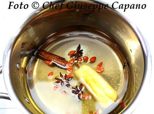 Torsoli di mela e spezie in decotto profumato 518