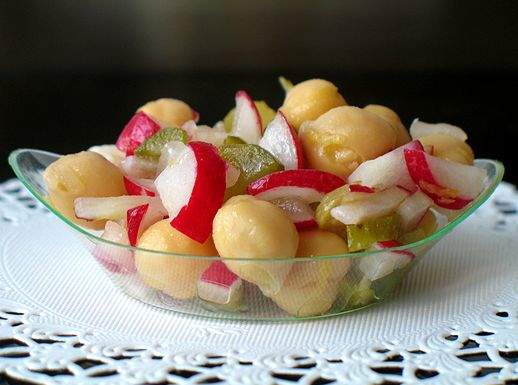 I legumi in una piccola e piacevole macedonia primaverile Piccola macedonia primaverile con ravanelli, ceci e cetriolini 518