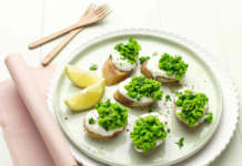 crostini con stracchino e piselli