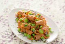 Mezze maniche integrali con pesto rosso alla maggiorana e fave