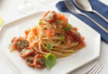 Spaghetti al doppio pomodoro con basilico