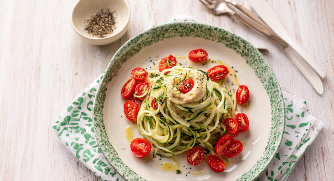 Spaghetti di cetrioli con hummus e datterini