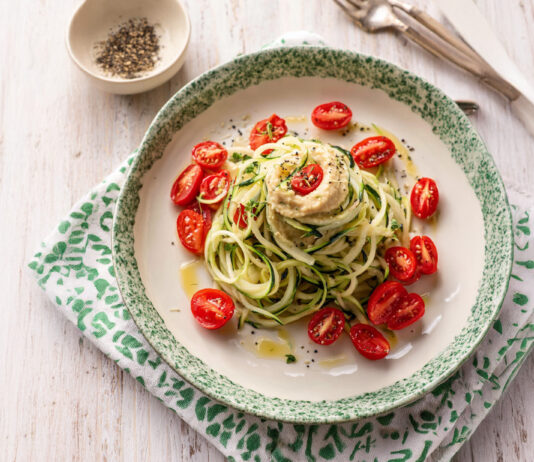 Spaghetti di cetrioli con hummus e datterini