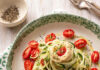 Spaghetti di cetrioli con hummus e datterini