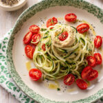 Spaghetti di cetrioli con hummus e datterini