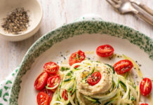 Spaghetti di cetrioli con hummus e datterini