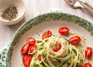Spaghetti di cetrioli con hummus e datterini