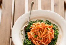 Gnocchetti sardi al pomodoro con aglietto fresco e barba di frate