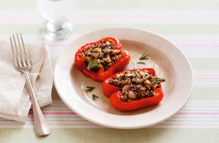 Peperoni farciti con quinoa colorata e fagioli al rosmarino