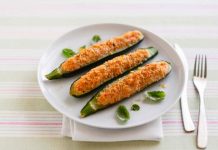 Zucchine ripiene di miglio con tempeh, pomodorini e basilico