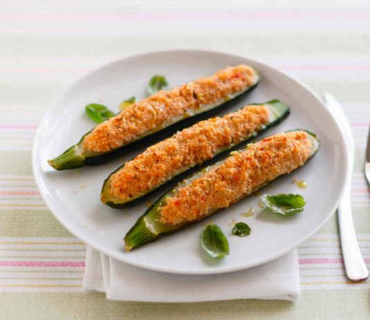 Zucchine ripiene di miglio con tempeh, pomodorini e basilico