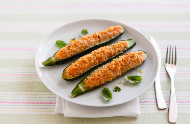 Zucchine ripiene di miglio con tempeh, pomodorini e basilico