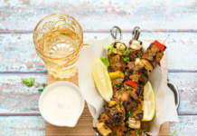 Spiedini vegetariani speziati con melanzane e peperoni