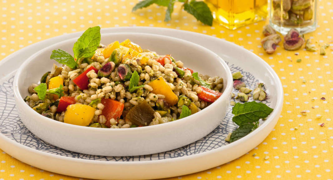 Orzo con pesto di menta e peperoni tricolore