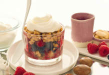 Cobbler di lamponi e mirtilli con panna di cocco