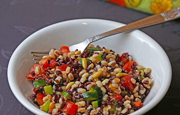 Un buonissimo e colorato piatto di cereali misti