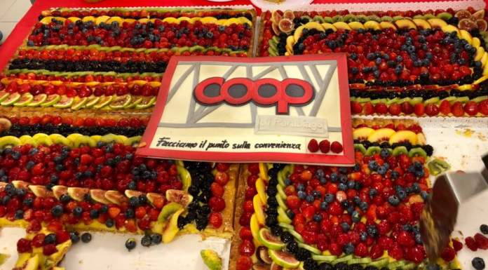 Dall’attenzione all’ambiente al pane a pasta madre, il nuovo superstore Coop La torta offerta al taglio del nastro, all'inaugurazione del superstore Coop di Parabiago