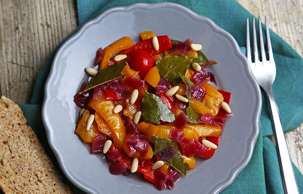 Pane appena sfornato, peperoni in agrodolce e guacamole
