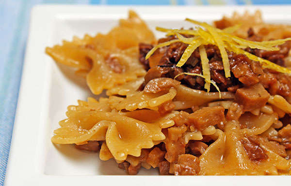 Farfalle integrali con un gustoso e veloce ragù vegetale