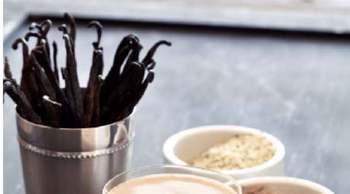 Il mattino è d’oro con uno smoothie al caffè, curcuma, canapa e banana