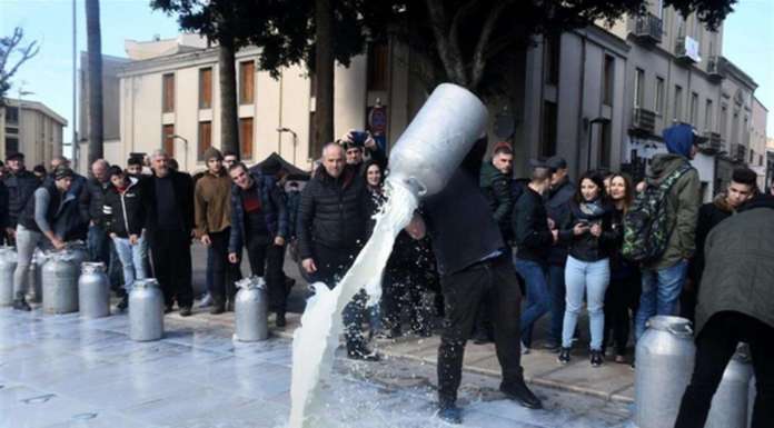 Per vincere la crisi, passare al biologico dove i caseifici pagano il giusto il latte che ritirano