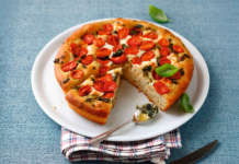 Focaccia con pomodorini marinati, stracchino e pesto fresco