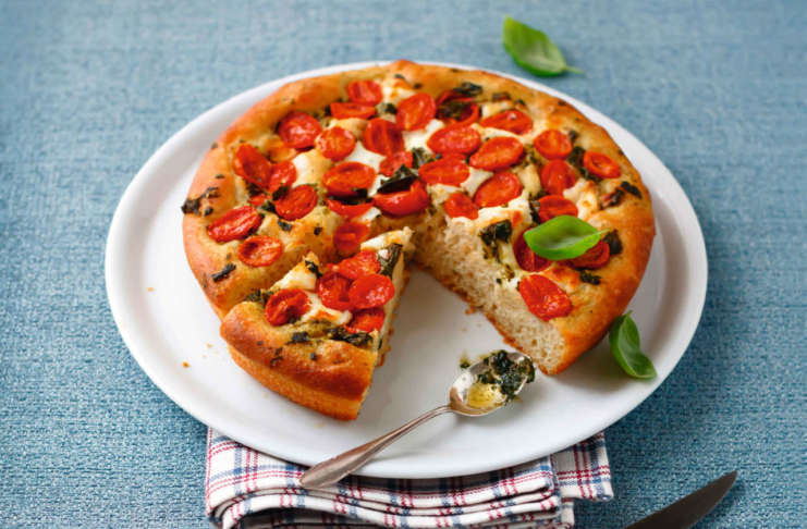 Focaccia con pomodorini marinati, stracchino e pesto fresco