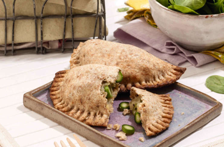 Panzerottini di farro farciti con patate novelle e asparagi
