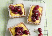 Tartellette di frolla alla crema con ciliegie