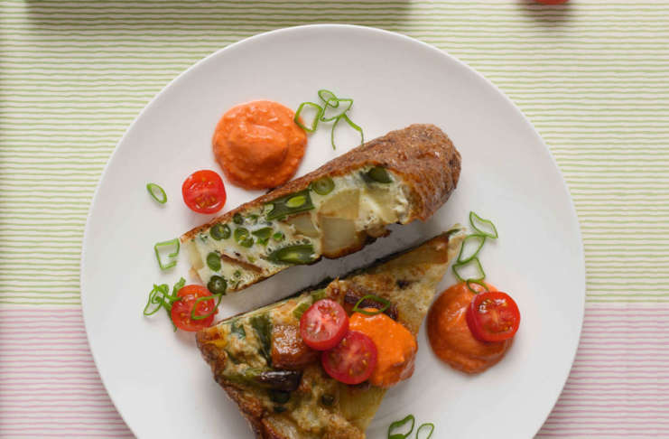 Tortilla alla nizzarda con salsa cruda di pomodorini