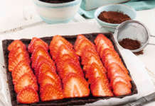 Crostata al cioccolato fondente e fragole
