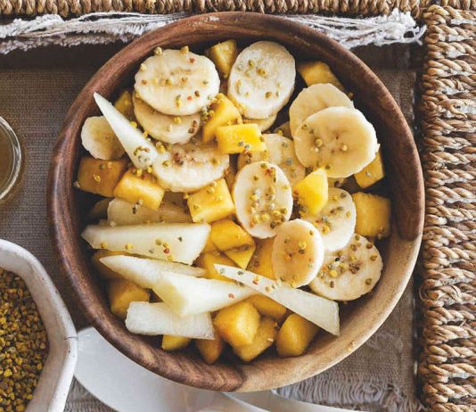 Macedonia di pesche, banane e melone bianco con miele e polline