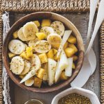 Macedonia di pesche, banane e melone bianco con miele e polline