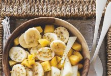 Macedonia di pesche, banane e melone bianco con miele e polline