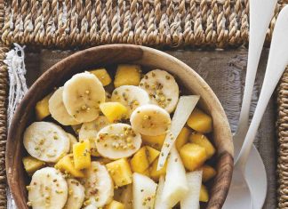 Macedonia di pesche, banane e melone bianco con miele e polline