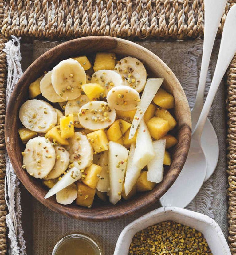 Macedonia di pesche, banane e melone bianco con miele e polline