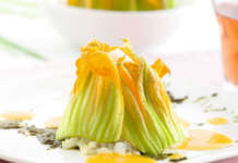 Mini coni di riso al formaggio con fiori di zucca