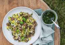 Farro con melanzane e zucchine grigliate, uova, basilico e mandorle