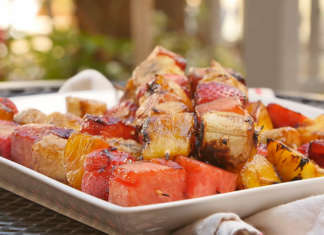 Mai provato un kebab …di frutta? Ricette e consigli per grigliate più sane