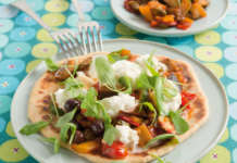 Piadine ai ceci con caponata e mozzarella di bufala