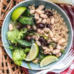 Quinoa con fagioli cannellini, insalatina, olive e semi di lino